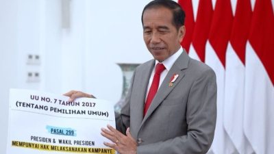 [Update] Bawa Kertas Besar, Jokowi Tunjukkan Aturan Presiden Punya Hak Kampanye
